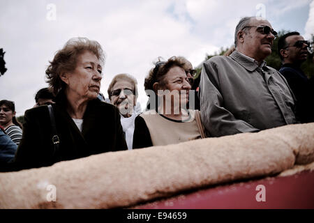 Thessaloniki, Griechenland. 19. Oktober 2014. Bäcker aus Nordgriechenland errichtet ein 150 Meter Durchmesser Cruller oder "Koulouri" in Thessaloniki. Die Bäcker umgeben den weißen Turm, um einen Guinness-Rekord zu erreichen und zu den größten Cruller je gemacht Credit: Giannis Papanikos/Alamy Live News Stockfoto