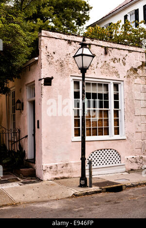 Der rosa Tea-Room in der St. Philip Episcopal Church im French Quarter entlang der Queen Street im historischen Charleston, SC. Stockfoto