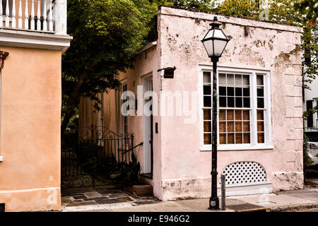 Der rosa Tea-Room in der St. Philip Episcopal Church im French Quarter entlang der Queen Street im historischen Charleston, SC. Stockfoto