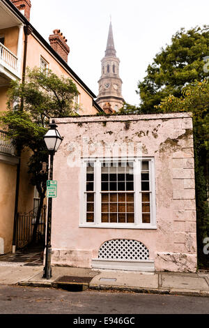 Der rosa Tea-Room in der St. Philip Episcopal Church im French Quarter entlang der Queen Street im historischen Charleston, SC. Stockfoto