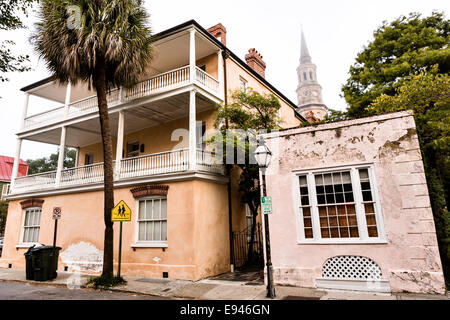 Der rosa Tea-Room in der St. Philip Episcopal Church im French Quarter entlang der Queen Street im historischen Charleston, SC. Stockfoto