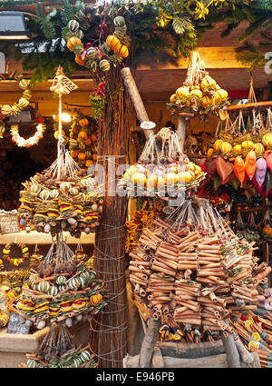 Bio Christbaumschmuck in den traditionellen Weihnachtsmarkt Marktplatz, Vörösmarty, Budapest, Ungarn Stockfoto
