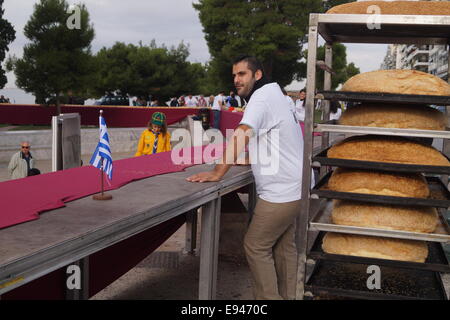 Thessaloniki, Griechenland. 19. Oktober 2014.  Bäcker aus Nordgriechenland errichtet eine 150 Meter lange "Koulouri" (eine traditionelle griechische Sesam-beschichtete Brot) in der zweitgrößten Stadt Thessaloniki, Griechenland.  Die Bäcker umgeben der Stadt ikonischen weißen Turm um einen Guinness-Rekord der weltweit längste Koulouri je gemacht Credit zu erreichen: Orhan Tsolak Alamy Live News Stockfoto