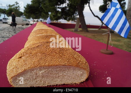 Thessaloniki, Griechenland. 19. Oktober 2014.  Bäcker aus Nordgriechenland errichtet eine 150 Meter lange "Koulouri" (eine traditionelle griechische Sesam-beschichtete Brot) in der zweitgrößten Stadt Thessaloniki, Griechenland.  Die Bäcker umgeben der Stadt ikonischen weißen Turm um einen Guinness-Rekord der weltweit längste Koulouri je gemacht Credit zu erreichen: Orhan Tsolak Alamy Live News Stockfoto