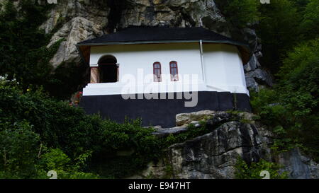 Traditionelle orthodoxe Kirche aus Land Rumänien gebaut hoch auf einer Klippe der Karpaten, Est Europe. Stockfoto