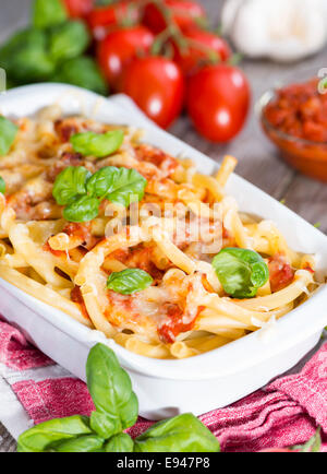 Portion hausgemachte Pasta Backen (mit Makkaroni) auf hölzernen Hintergrund Stockfoto