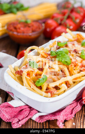 Portion hausgemachte Pasta Backen (mit Makkaroni) auf hölzernen Hintergrund Stockfoto