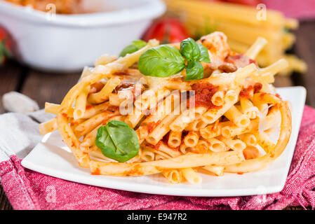 Portion hausgemachte Pasta Backen (mit Makkaroni) auf hölzernen Hintergrund Stockfoto