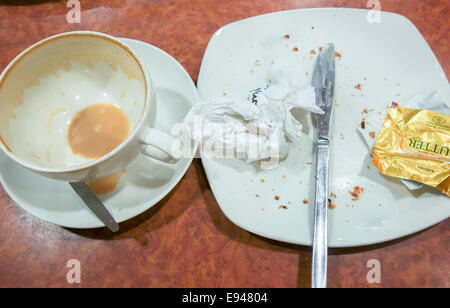 Leere Tasse und Teller Stockfoto