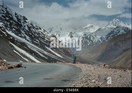 Mountainbiken auf Manali - Leh Roada, in der Nähe von Baralacha La Stockfoto