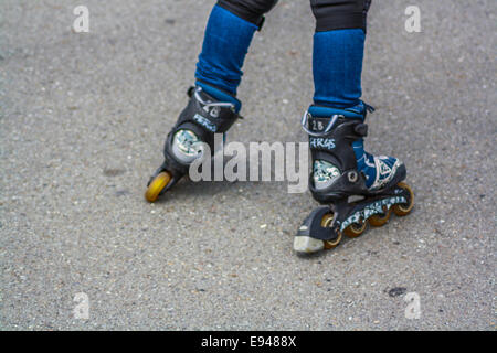 Rollerblade Skaten Familienvater Tochter und Sohn Stockfoto