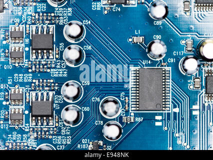 Blaue PCB mit viel elektrische Komponenten wie detaillierte Makroaufnahme Stockfoto