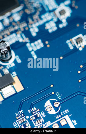 Blaue PCB mit viel elektrische Komponenten wie detaillierte Makroaufnahme Stockfoto
