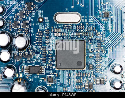 Blaue PCB mit viel elektrische Komponenten wie detaillierte Makroaufnahme Stockfoto
