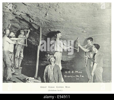 Eine Illustration der Great Cobar Copper Mine aus dem Jahr 1899, die den Bergbaubetrieb und die umliegende Landschaft zeigt. Diese Skizze spiegelt die Bedeutung des Bergbaus in der australischen Industriegeschichte und die Entwicklung der Cobar-Region als wichtiges Bergbaugebiet wider. Stockfoto