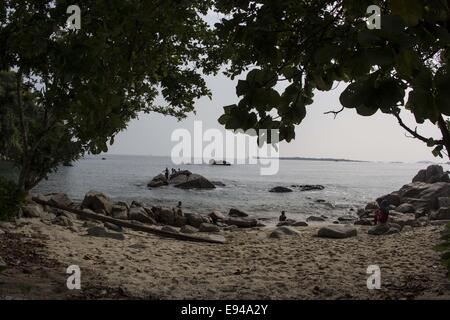 Bintan Island, Indonesien. 19. Oktober 2014. 19. Oktober: Ein Blick auf Trikora Strand am 19. Oktober 2014 in Bintan Island, Indonesien. Indonesien strebt 10 Millionen Touristt auf 2014. © Sijori Bilder/ZUMA Draht/Alamy Live-Nachrichten Stockfoto