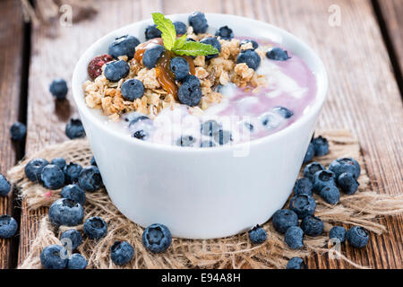 Hausgemachte Heidelbeer Joghurt in eine kleine Schüssel mit frischen Früchten garniert Stockfoto