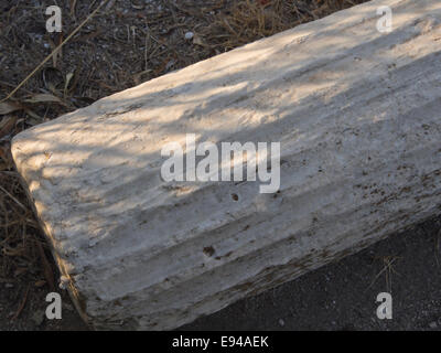 Ruinen des sportlichen Bereich der antiken Samos Griechenland, einer der vielen Sehenswürdigkeiten in der Nähe von Pythagorio, Nahaufnahme von Spalte fragment Stockfoto