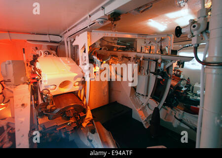 Innen Y Revolver, Pistole eines der vier dreifachen 6-Zoll-Türmchen HMS Belfast jetzt ein schwimmendes Museum auf der Themse, früher eines der Stockfoto