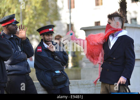 Parliament Square, London, UK. 19. Oktober 2014. Ein Demonstrant besetzen und seine rosa Flamingo Puppe hat ein Discussionwith-Westminster-Wächter. Die London besetzen Demonstranten Feldlager in Parliament Square in London. Bildnachweis: Matthew Chattle/Alamy Live-Nachrichten Stockfoto