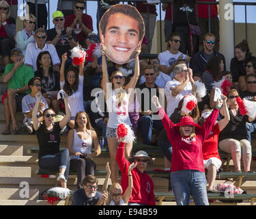 Stanford, Kalifornien, USA. 18. Okt, reagiert 2014.The Masse auf eine Stanford-Männer-Wasserball-Ziel während eines Spiels gegen USC bei Avery Aquatic Center auf Samstag, 18. Oktober 2014. Stanford gewann der Spiel 11-10.The-Sieg der Kardinal zweiten in Folge gegen die Nation bestplatzierte Team war nach dem Sieg über dahin-Nr. 1 UCLA am SoCal Turnier am vergangenen Sonntag (7: 6). Es zog Stanford in insgesamt 16-2 und 2: 0 in MPSF Aktion und war auch seinen ersten Sieg gegen eine Nr. 1 USC-Mannschaft seit 9. Oktober 2010 Credit: Tracy Barbutes/ZUMA Draht/Alamy Live News Stockfoto