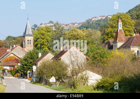 Französisches Dorf von Nevy-Sur-Seille unter Chateau Chalon in der Nähe von Lons-le-Saunier, Jura, Franche, Frankreich, Europa Stockfoto