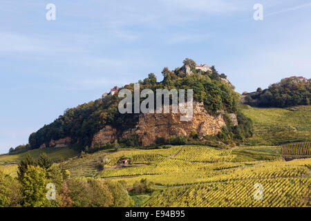 Blick auf französischen Bergdorf oberhalb der Weinberge im Jura-Gebirge. Chateau Chalon, Jura, Franche, Frankreich Stockfoto