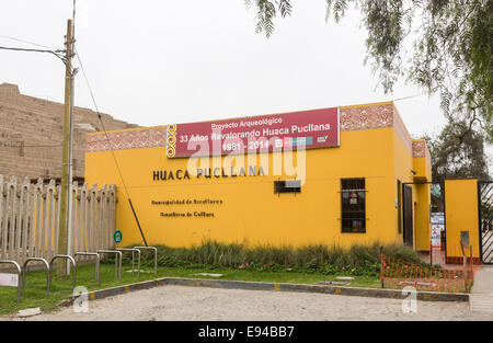 Eingang zum Huaca Pucllana oder Huaca Juliana Adobe Pyramide präInkaischen archäologische Stätte und Museum, Miraflores, Lima, Peru Stockfoto