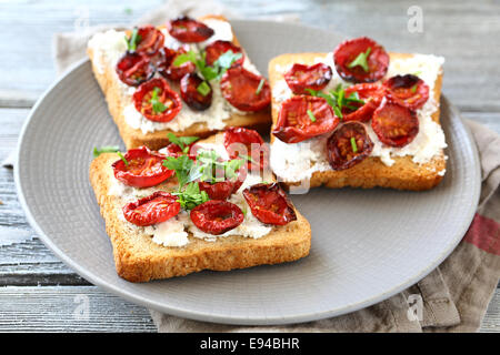 Bruschetta mit sonnengetrockneten Tomaten und Käse, leckeres Essen Stockfoto