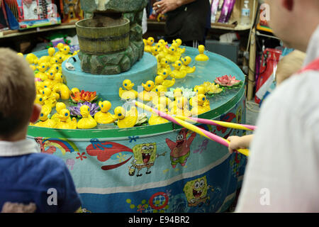 Kirmes-Stall mit gelben Plastikenten Stockfoto