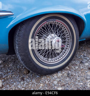 Abseits Draht Speichen Hinterrad mit Knock-off Nabenkappe blau 1971/72 Jaguar E-Type Roadster Pkw Stockfoto