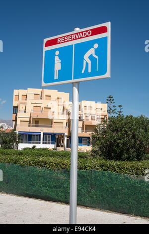 Reservierter Parkplatz Anzeichen für Schwangere und Behinderte Stockfoto