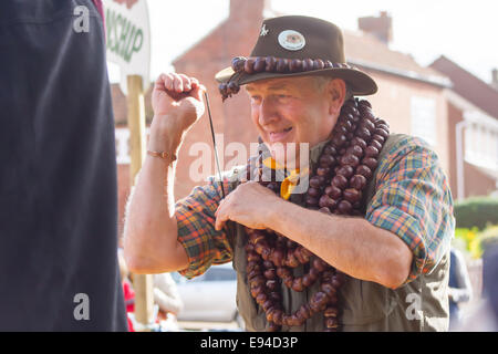 Lange Clawson, Melton Mowbray, UK. 19. Oktober 2014. Prinz Conker, AKA lokale Dorfbewohner und exzentrische Engländer, von langen Clawson in Vale Belvoir in der Nähe von Melton Mowbray, Leicestershire, im Wettbewerb mit den jährlichen lange Clawson und Vale of Belvoir Conker Meisterschaften. Leider schied Prinz Conker im Viertelfinale. Die Meisterschaften sind auf dem Dorfplatz jeden 3. Sonntag im Oktober statt und sind seit 31 Jahren eine jährliche Veranstaltung. Robin Bailey gehörte zu den Gründungsmitgliedern des Wettbewerbs. Bildnachweis: Jim Harrison/Alamy Live-Nachrichten Stockfoto