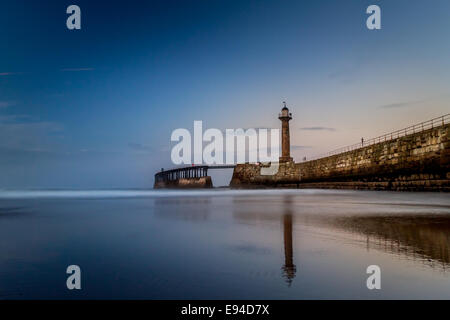 Langzeitbelichtung der West Pier an Whitby, England. Stockfoto