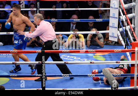 UNS. 18. Oktober 2014. CARSON CA. (im blauen Stamm) Russland Gennady Golovkin schaut auf Marco Antonio Rubio, wie er die Matte in der Mitte der 2. Runde Samstagabend am StubHub Center trifft. Gennady Golovkin holte den Sieg KO in der Mitte der 2d Runde, als der Kampf Halt nach der 10 Graf von Ref Jack Reiss war. Bildnachweis: Gene Blevins/ZUMA Draht/Alamy Live-Nachrichten Stockfoto