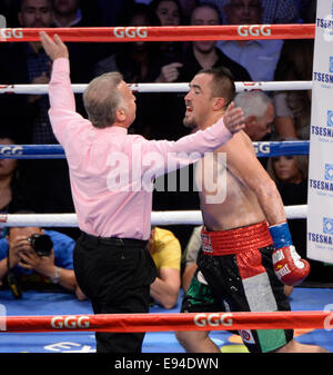 UNS. 18. Oktober 2014. CARSON CA. Reff Jack(L) fordert den Kampf in der Mitte der 2. Runde Marco Antonio Rubio Samstag am StubHub Center. Gennady Golovkin nahm den Sieg durch KO in der Mitte der 2d Runde der Kampf stoppen nach 10 zählen durch Ref Jack Reiss war. Bildnachweis: Gene Blevins/ZUMA Draht/Alamy Live-Nachrichten Stockfoto