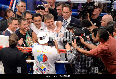 UNS. 18. Oktober 2014. CARSON ca. Russland Gennady Golovkin Posen mit ist Gürtel nachdem man 2 Runden mit Mexikos Marco Antonio Rubio Samstagabend am StubHub Center. Gennady Golovkin holte den Sieg KO in der Mitte der 2d Runde, als der Kampf Halt nach der 10 Graf von Ref Jack Reiss war. Bildnachweis: Gene Blevins/ZUMA Draht/Alamy Live-Nachrichten Stockfoto