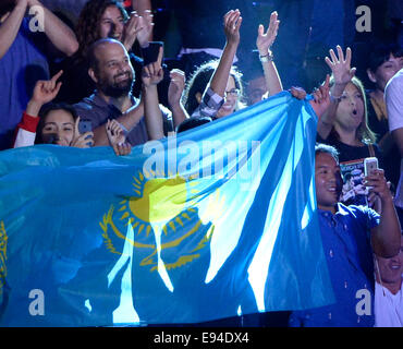 UNS. 18. Oktober 2014. CARSON CA. russischen fans jubeln auf Russland Gennady Golovkin geht 2 Runden mit Mexikos Marco Antonio Rubio Samstagabend am StubHub Center. Gennady Golovkin holte den Sieg KO in der Mitte der 2d Runde, als der Kampf Halt nach der 10 Graf von Ref Jack Reiss war. Bildnachweis: Gene Blevins/ZUMA Draht/Alamy Live-Nachrichten Stockfoto