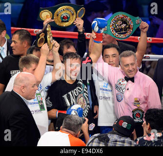 UNS. 18. Oktober 2014. CARSON ca. Russland Gennady Golovkin Posen mit ist Gürtel nachdem man 2 Runden mit Mexikos Marco Antonio Rubio Samstagabend am StubHub Center. Gennady Golovkin holte den Sieg KO in der Mitte der 2d Runde, als der Kampf Halt nach der 10 Graf von Ref Jack Reiss war. Bildnachweis: Gene Blevins/ZUMA Draht/Alamy Live-Nachrichten Stockfoto