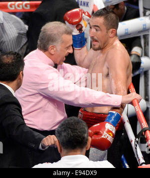 UNS. 18. Oktober 2014. CARSON CA. Reff Jack(L) fordert den Kampf in der Mitte der 2. Runde Marco Antonio Rubio Samstag am StubHub Center. Gennady Golovkin nahm den Sieg durch KO in der Mitte der 2d Runde der Kampf stoppen nach 10 zählen durch Ref Jack Reiss war. Bildnachweis: Gene Blevins/ZUMA Draht/Alamy Live-Nachrichten Stockfoto