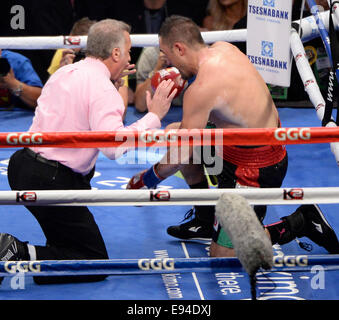 UNS. 18. Oktober 2014. CARSON CA. Reff Jack(L) fordert den Kampf in der Mitte der 2. Runde Marco Antonio Rubio Samstag am StubHub Center. Gennady Golovkin nahm den Sieg durch KO in der Mitte der 2d Runde der Kampf stoppen nach 10 zählen durch Ref Jack Reiss war. Bildnachweis: Gene Blevins/ZUMA Draht/Alamy Live-Nachrichten Stockfoto