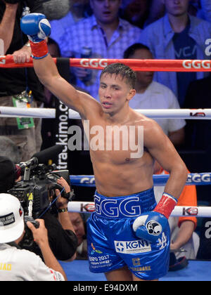 UNS. 18. Oktober 2014. CARSON CA. (im blauen Stamm) Russland Gennady Golovkin geht 2 Runden mit Mexikos Marco Antonio Rubio Samstagabend am StubHub Center. Gennady Golovkin holte den Sieg KO in der Mitte der 2d Runde, als der Kampf Halt nach der 10 Graf von Ref Jack Reiss war. Bildnachweis: Gene Blevins/ZUMA Draht/Alamy Live-Nachrichten Stockfoto