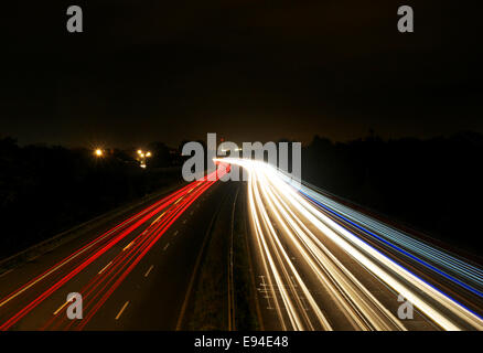 Lichtspuren Autobahn, Autos Stream nach oben und unten eine britische Autobahn Stockfoto