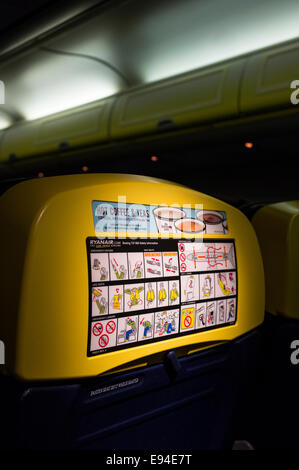 Sicherheitshinweise auf der Rückseite des Sitzes an Bord eines Ryanair Boeing 737-800 Flugzeug. Stockfoto