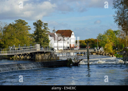 Blick über die historische Hambleden Mühle und Wehr auf der Themse, Mühle, Hambledon, Buckinghamshire, England Stockfoto