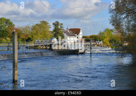 Blick über die historische Hambleden Mühle und Wehr mit Fußgängerbrücke über die Themse, Mühle, Hambledon, Buckinghamshire, England Stockfoto