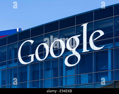 Google-Logo an der Seite eines Gebäudes bei Google Head Office Campus, Bergblick, Californias, USA Stockfoto