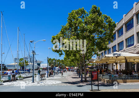 Restaurants an der Wasserfront im Jack London Square District, Oakland, Kalifornien, USA Stockfoto