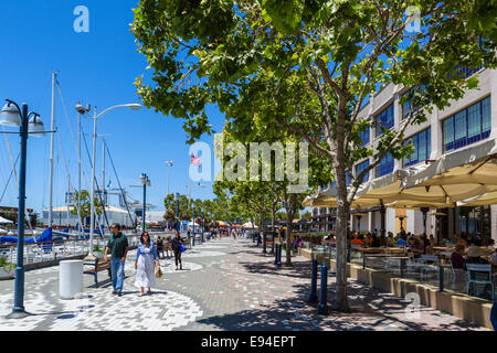 Restaurants an der Wasserfront im Jack London Square District, Oakland, Kalifornien, USA Stockfoto