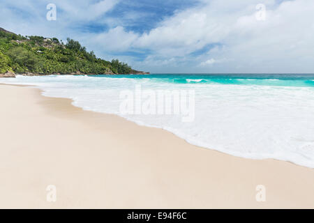 Wunderschöne Anse Intendance im Süden von Mahé, Seychellen mit hohen Wellen Stockfoto